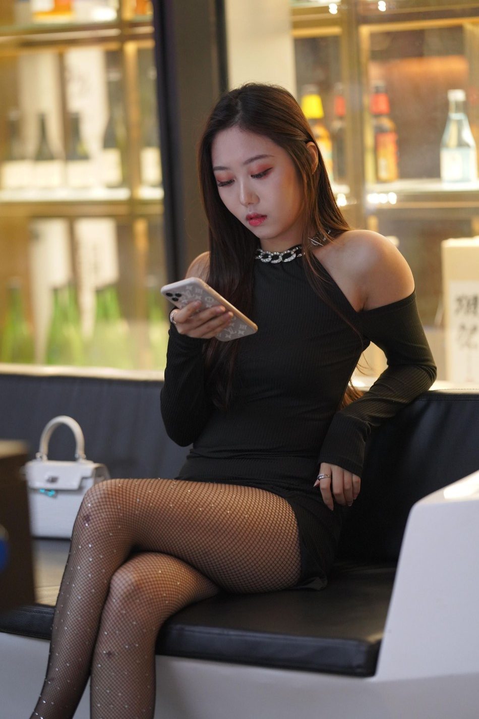 非常妩媚的网格渔网黑丝女孩
